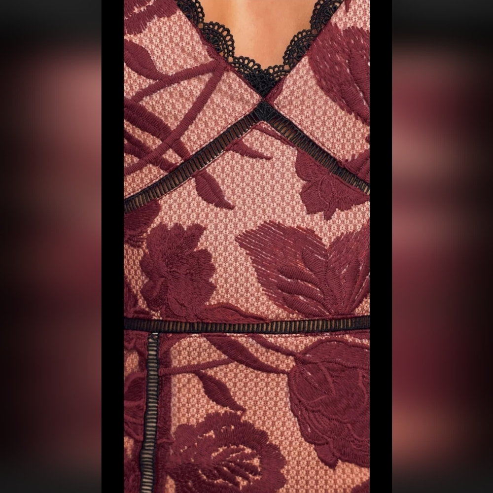 Lulus SEALED! NWT! Alluring Dream Burgundy Floral Mesh Lace Trumpet Midi. Sz Sm. - Picture 6 of 10